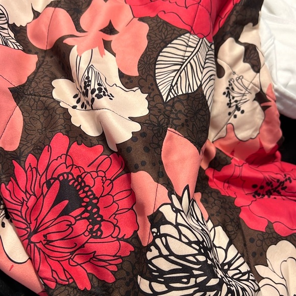 Vera Bradley Stadium Blanket in Mocha Rouge Print Fleeze Quilted Throw - Picture 7 of 7